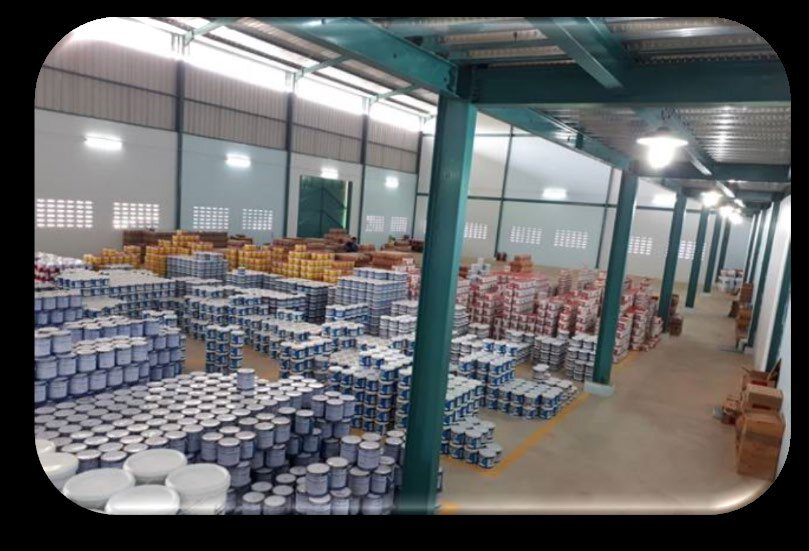 Interior gudang dengan rak penyimpanan